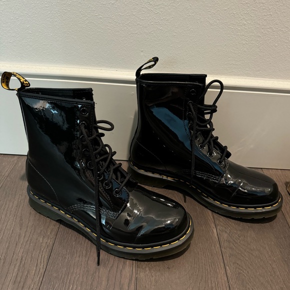 WORN ONCE Dr. Marten’s Women's 1460 Classic Patent Leather Combat Boots Size 9 - Picture 4 of 6